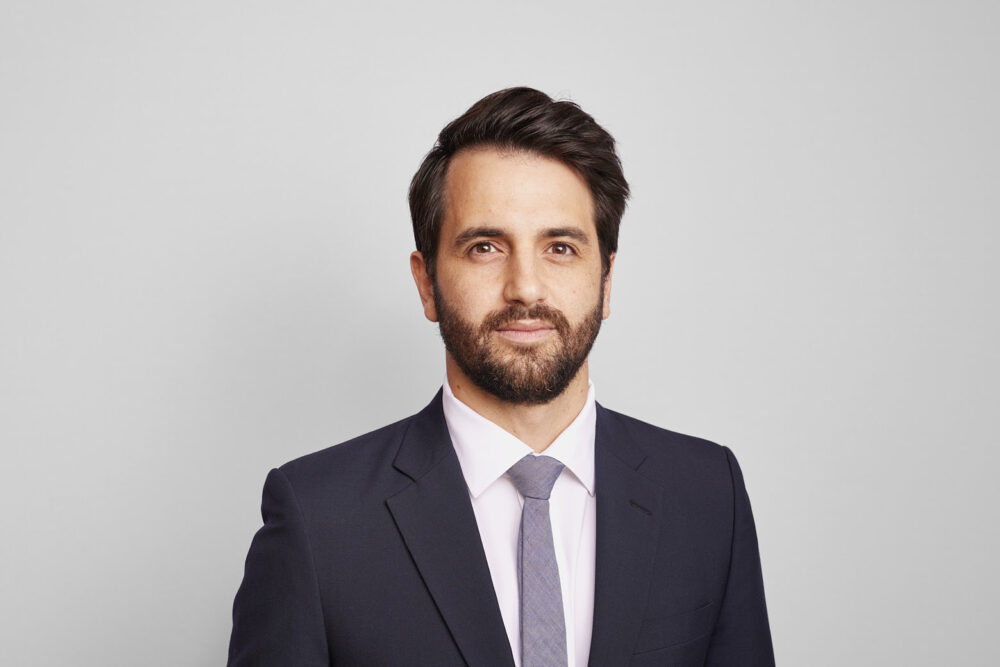 Portrait LinkedIn à Nice d’un homme professionnel en tenue élégante, réalisé par un photographe professionnel à Nice, sur fond blanc pour une communication corporate