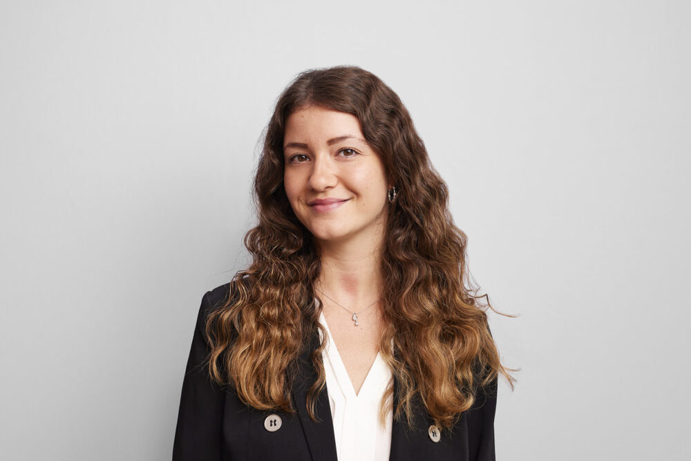 Portrait corporate LinkedIn d’une femme professionnelle souriante, réalisé par un photographe professionnel à Nice