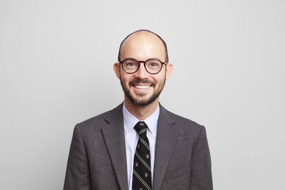 Portrait LinkedIn à Nice d’un homme professionnel en tenue élégante, réalisé par un photographe professionnel à Nice, sur fond blanc pour une communication corporate