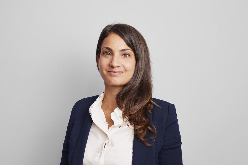 Portrait corporate LinkedIn d’une femme professionnelle souriante, réalisé par un photographe professionnel à Nice