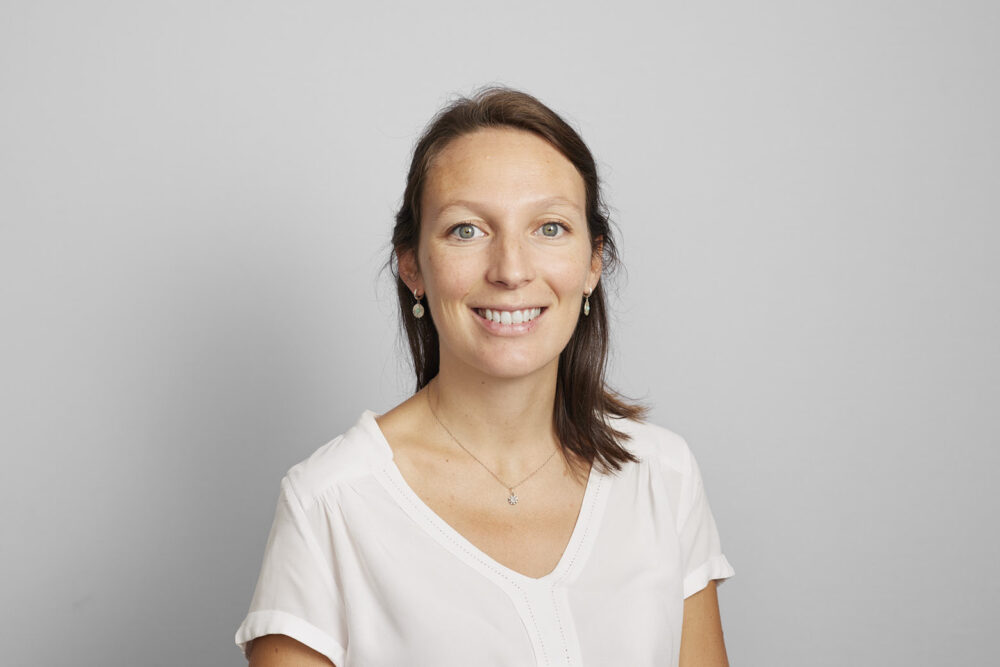 Portrait corporate LinkedIn d’une femme professionnelle souriante, réalisé par un photographe professionnel à Nice