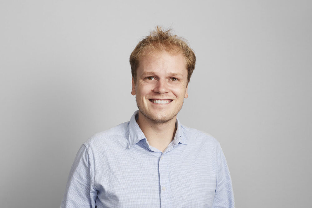 Portrait LinkedIn à Nice d’un homme professionnel en tenue élégante, réalisé par un photographe professionnel à Nice, sur fond blanc pour une communication corporate