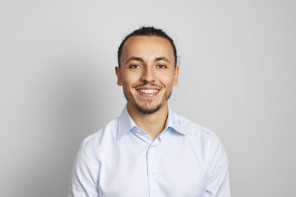 Portrait corporate LinkedIn d’une femme professionnelle souriante, réalisé par un photographe professionnel à Nice