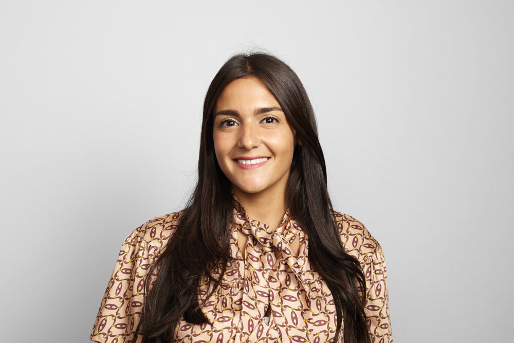 Portrait corporate LinkedIn d’une femme professionnelle souriante, réalisé par un photographe professionnel à Nice