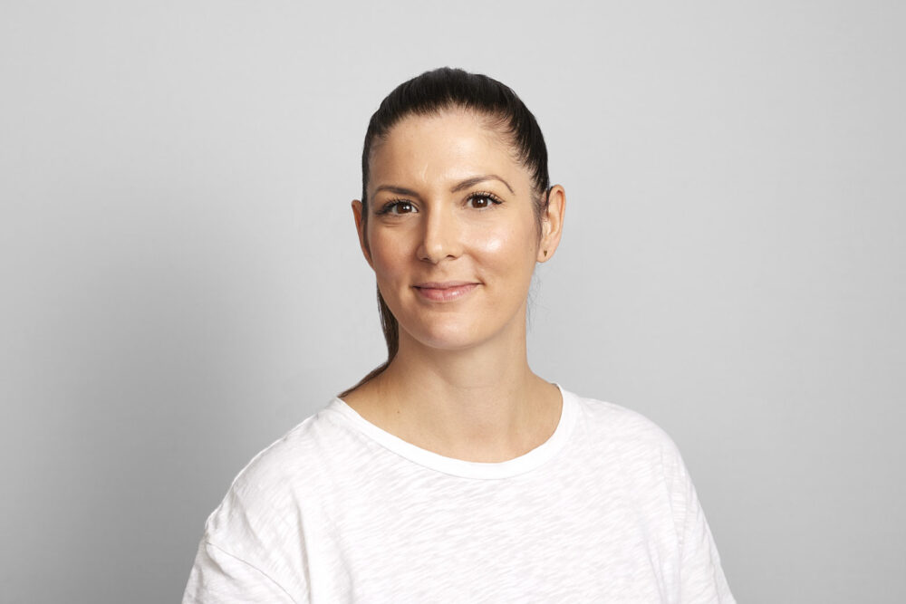 Portrait corporate LinkedIn d’une femme professionnelle souriante, réalisé par un photographe professionnel à Nice