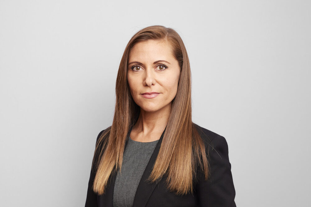 Portrait corporate LinkedIn d’une femme professionnelle souriante, réalisé par un photographe professionnel à Nice