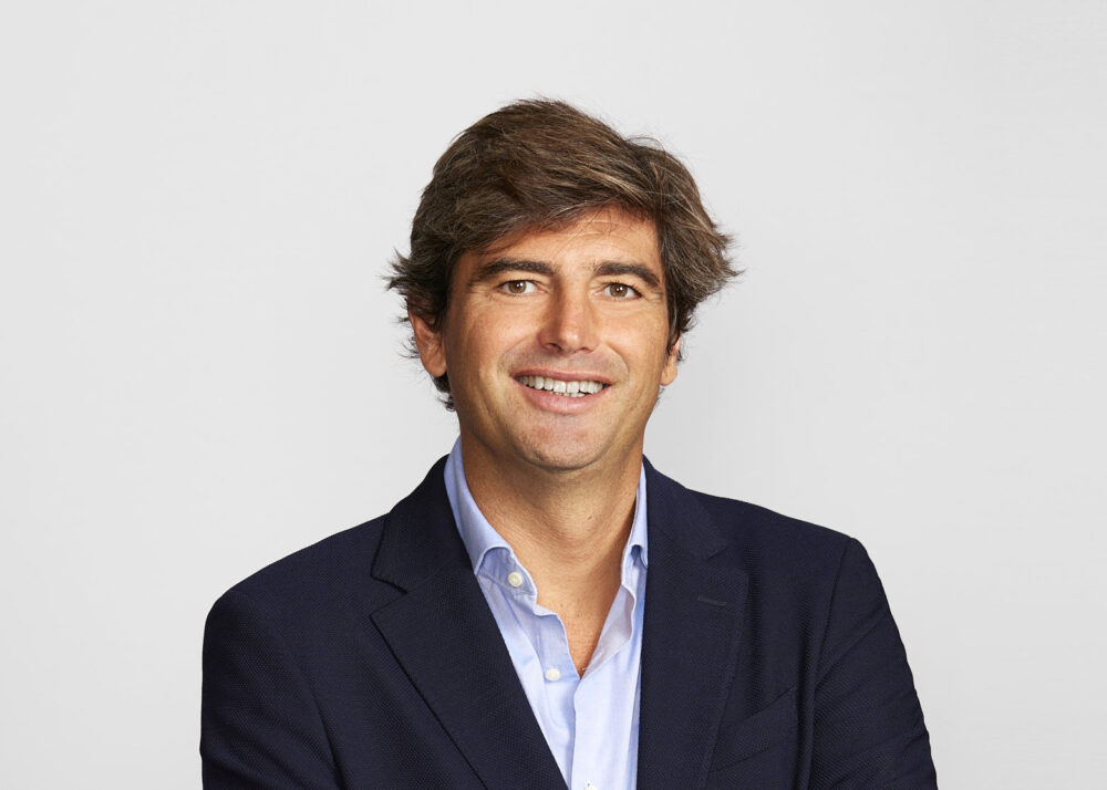 Portrait LinkedIn à Nice d’un homme professionnel en tenue élégante, réalisé par un photographe professionnel à Nice, sur fond blanc pour une communication corporate