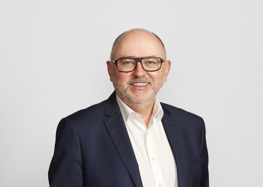 Portrait LinkedIn à Nice d’un homme professionnel en tenue élégante, réalisé par un photographe professionnel à Nice, sur fond blanc pour une communication corporate