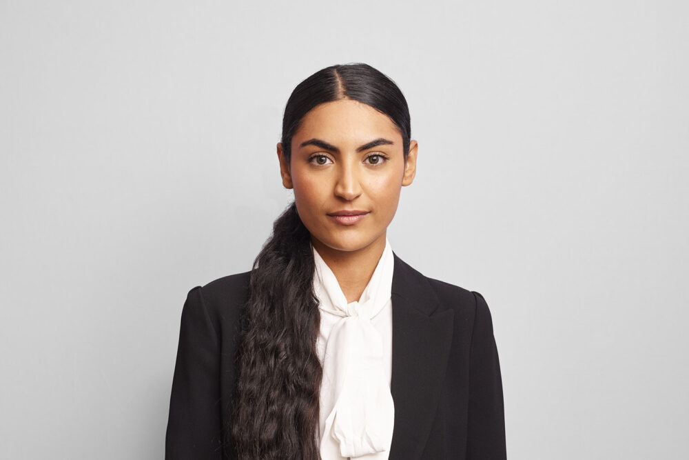 Portrait corporate LinkedIn d’une femme professionnelle souriante, réalisé par un photographe professionnel à Nice