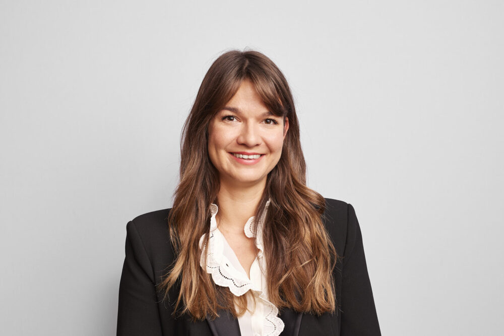 Portrait corporate LinkedIn d’une femme professionnelle souriante, réalisé par un photographe professionnel à Nice